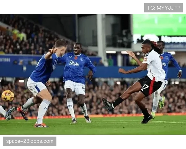 富勒姆主场对阵布莱顿，因地铁罢工导致大量球迷迟到